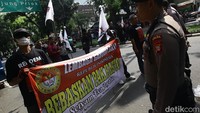 Bentrok terjadi saat sidang pembacaan putusan sela kasus Sekjen PDIP Hasto Kristiyanto di Pengadilan Tipikor Jakarta, Jumat (11/4) pagi.  
