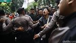 Ricuh! Massa Pro dan Kontra Hasto Bentrok di Pengadilan Tipikor Jakarta