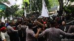 Ricuh! Massa Pro dan Kontra Hasto Bentrok di Pengadilan Tipikor Jakarta