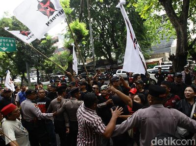Ricuh! Massa Pro dan Kontra Hasto Bentrok di Pengadilan Tipikor Jakarta