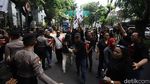 Ricuh! Massa Pro dan Kontra Hasto Bentrok di Pengadilan Tipikor Jakarta