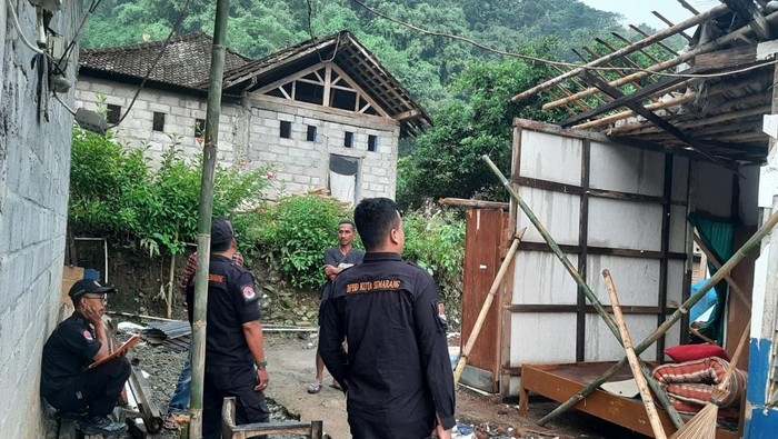 Rumah milik warga Srondol Kulon, Kecamatan Banyumanik, Kota Semarang, Imanuel (47) yang roboh akibat hujan deras, Jumat (11/4/2025).