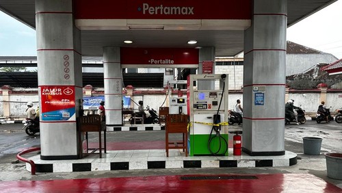 Salah satu dispenser di SPBU 54.801.32 di Jalan Gunung Soputan Nomor 29 Denpasar, Bali, disegel karena diduga ada pengoplosan Pertalite dengan Pertamax. (Dok. Pertamina Patra Niaga Jatimbalinus)
