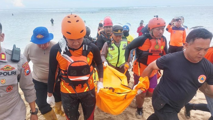 Evakuasi santri hanyut di Pantai Balekambang Malang