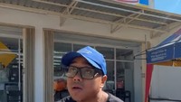 Meski menjadi artis populer, Saykoji tak sungkan jajan di pinggir jalan. Menikmati pentol di depan minimarket dilakukan ketika memiliki waktu senggang. Foto: Instagram/saykoji