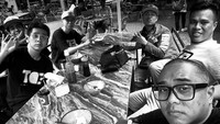 Saykoji juga masih rutin makan bersama teman-temannya. Sekadar sarapan bubur bersama sebelum lari tak pernah dilewatkannya. Foto: Instagram/saykoji