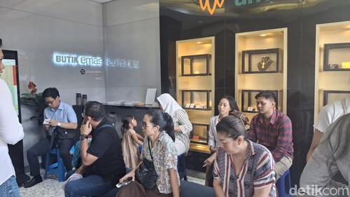 Sejumlah warga mengantre untuk membeli emas batangan di Butik Emas Logam Mulia Antam, Denpasar, Bali, Jumat (11/4/2025). (Foto: Fabiola Dianira/detikBali)