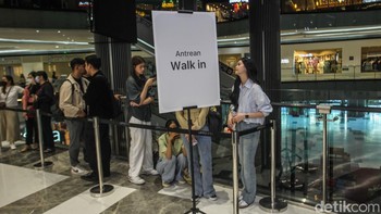 Warga mengantre di depan iBox Lippo Mall Puri, Jakarta Barat, Jumat (11/4/2025).   