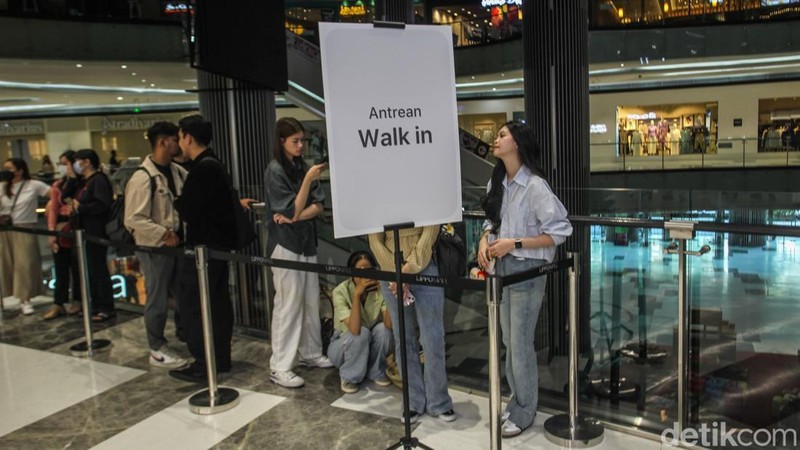 Warga mengantre di depan iBox Lippo Mall Puri, Jakarta Barat, Jumat (11/4/2025).