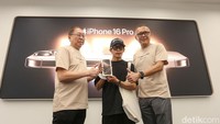 Warga mengantre di depan iBox Lippo Mall Puri, Jakarta Barat, Jumat (11/4/2025).