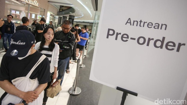 Sensasi Pegang Langsung iPhone 16 yang Resmi Dijual di RI Hari Ini Warga mengantre di depan iBox Lippo Mall Puri, Jakarta Barat, Jumat (11/4/2025).