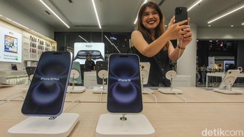 Sebelum membeli pengunjung juga mencoba fitur-fitur yang ada di iPhone 16.  
