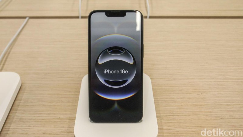 Warga mengantre di depan iBox Lippo Mall Puri, Jakarta Barat, Jumat (11/4/2025).