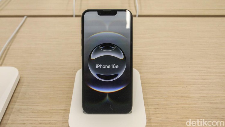 Sensasi Pegang Langsung iPhone 16 yang Resmi Dijual di RI Hari Ini Warga mengantre di depan iBox Lippo Mall Puri, Jakarta Barat, Jumat (11/4/2025).
