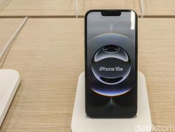 Sensasi Pegang Langsung iPhone 16 yang Resmi Dijual di RI Hari Ini