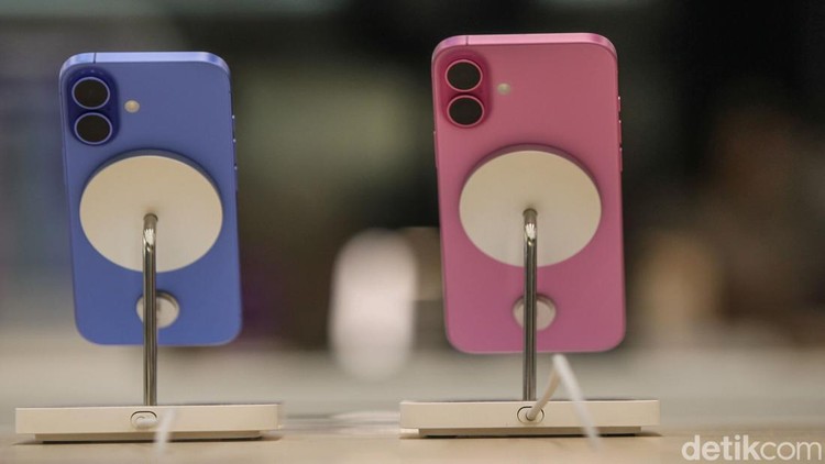 Sensasi Pegang Langsung iPhone 16 yang Resmi Dijual di RI Hari Ini Warga mengantre di depan iBox Lippo Mall Puri, Jakarta Barat, Jumat (11/4/2025).