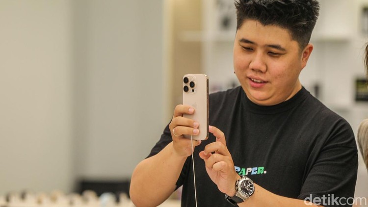 Sensasi Pegang Langsung iPhone 16 yang Resmi Dijual di RI Hari Ini Warga mengantre di depan iBox Lippo Mall Puri, Jakarta Barat, Jumat (11/4/2025).