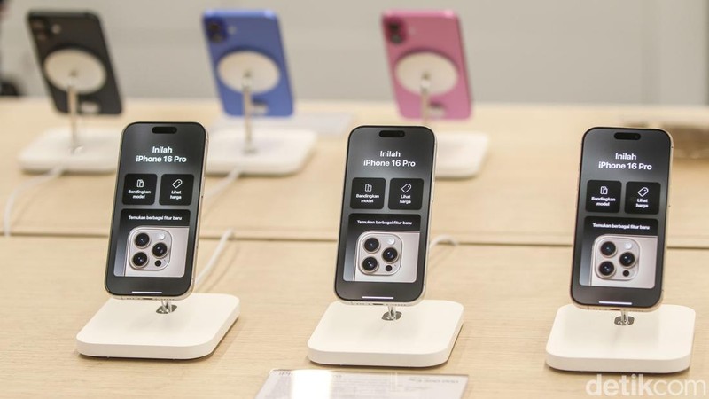 Warga mengantre di depan iBox Lippo Mall Puri, Jakarta Barat, Jumat (11/4/2025).