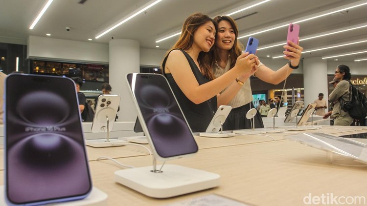Sensasi Pegang Langsung iPhone 16 yang Resmi Dijual di RI Hari Ini Warga mengantre di depan iBox Lippo Mall Puri, Jakarta Barat, Jumat (11/4/2025).