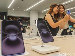 Sensasi Pegang Langsung iPhone 16 yang Resmi Dijual di RI Hari Ini