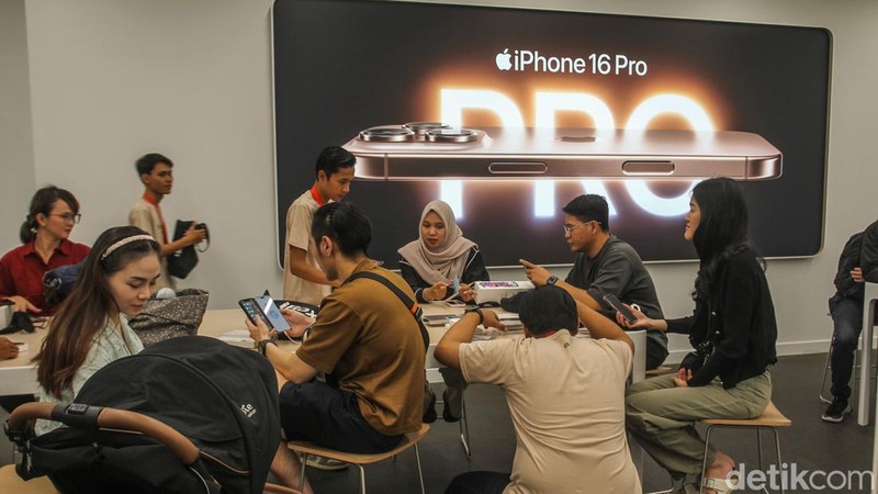 Warga mengantre di depan iBox Lippo Mall Puri, Jakarta Barat, Jumat (11/4/2025).