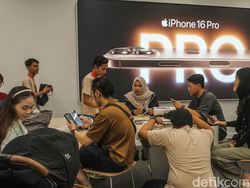 Sensasi Pegang Langsung iPhone 16 yang Resmi Dijual di RI Hari Ini