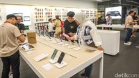 Warga mengantre di depan iBox Lippo Mall Puri, Jakarta Barat, Jumat (11/4/2025).