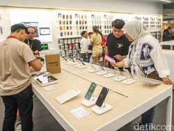 Sensasi Pegang Langsung iPhone 16 yang Resmi Dijual di RI Hari Ini