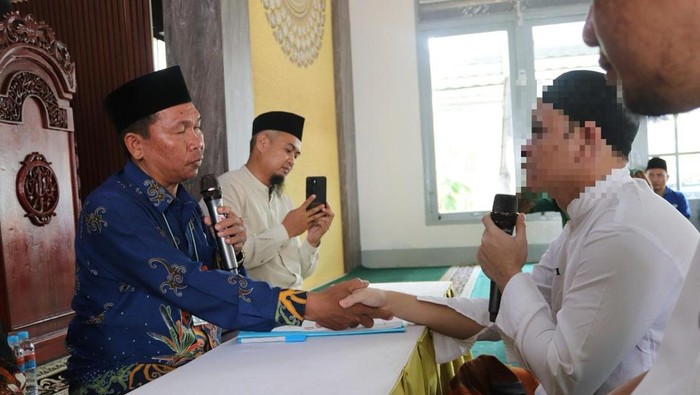 Jumat (11/4/2025)alah seorang Warga Binaan Pemasyarakatan (WBP) Lapas Kelas IIA Pontianak, Kalimantan Barat (Kalbar), KA memutuskan memeluk agama Islam. Dengan khidmat, KA mantap mengucapkan syahadat sebagai bentuk persaksian atas keimanan.