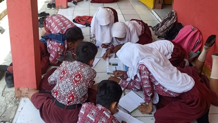Siswa SD di Cianjur belajar di teras.