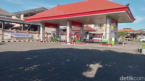 Situasi di SPBU 54.801.32 di Jalan Gunung Soputan, Denpasar Barat, yang disegel polisi, Jumat (11/4/2025).