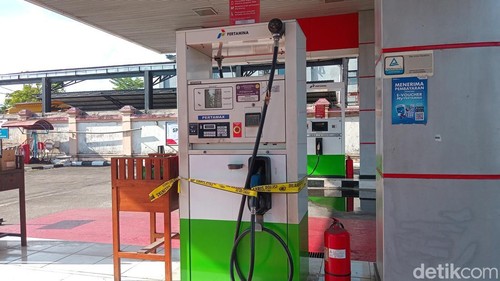 Situasi di SPBU 54.801.32 di Jalan Gunung Soputan, Denpasar Barat, yang disegel polisi, Jumat (11/4/2025).