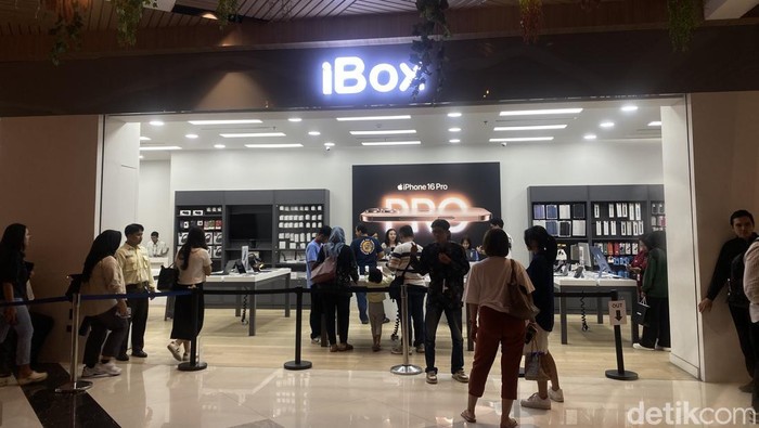 Suasana iBox Pakuwon Mall Jogja saat iPhone 16 Series dirilis di Indonesia, Jumat (11/4/2025).