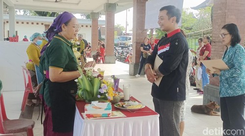 Suasana pasar murah dan lomba memasak B2SA dalam rangka Hari Jadi ke-254 Gianyar, Jumat (11/4/2025). (Ni Komang Ayu Leona Wirawan)