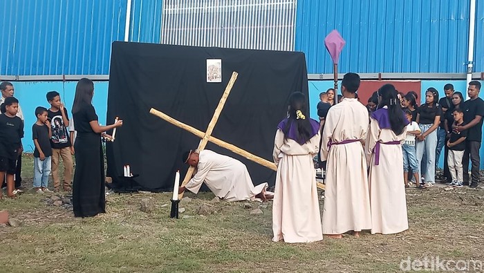 Suasana prosesi jalan salib tematis di Gereja San Juan Lebao, Larantuka, Kabupaten Flores Timur, Nusa Tenggara Timur (NTT), Jumat (11/4/2025). (Foto: Yurgo Purab/detikBali)