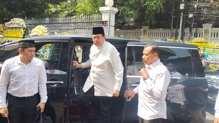 Suasana rumah duka Titiek Puspa