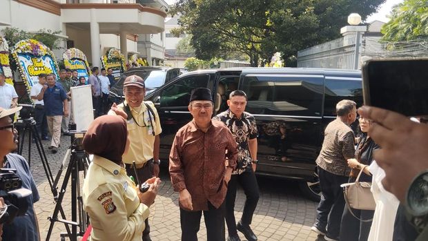 Suasana rumah duka Titiek Puspa