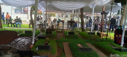 Suasana TPU Tanah Kusir Jelang Pemakaman Titiek Puspa pada Jumat (11/4/2025).