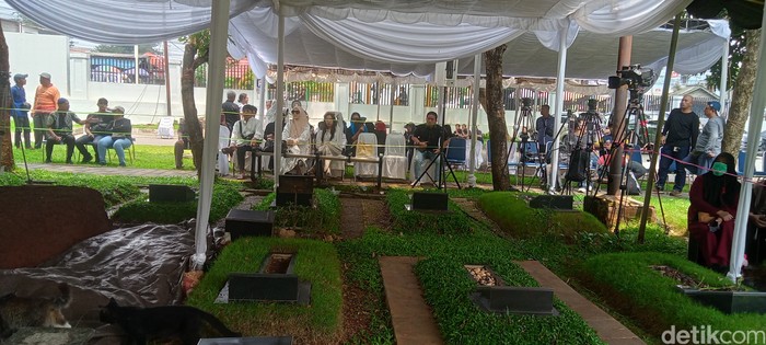 Suasana TPU Tanah Kusir Jelang Pemakaman Titiek Puspa pada Jumat (11/4/2025).
