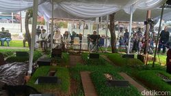 Suasana Jelang Pemakaman Titiek Puspa