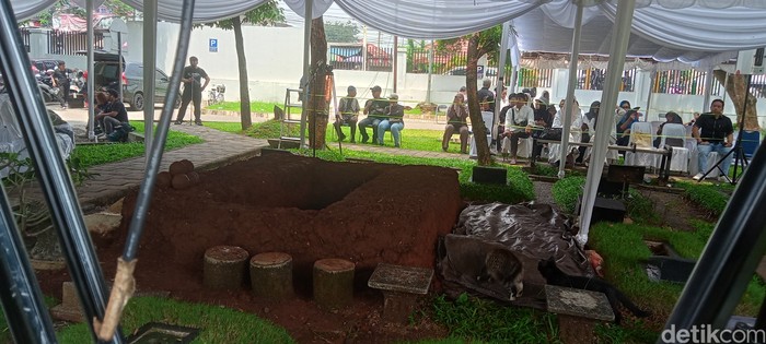 Suasana TPU Tanah Kusir Jelang Pemakaman Titiek Puspa pada Jumat (11/4/2025).