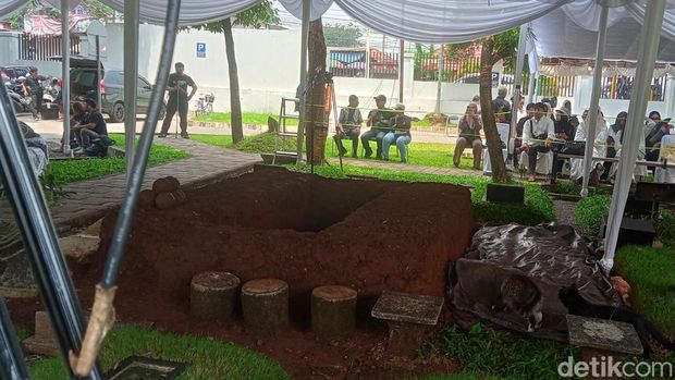 Suasana TPU Tanah Kusir Jelang Pemakaman Titiek Puspa pada Jumat (11/4/2025).