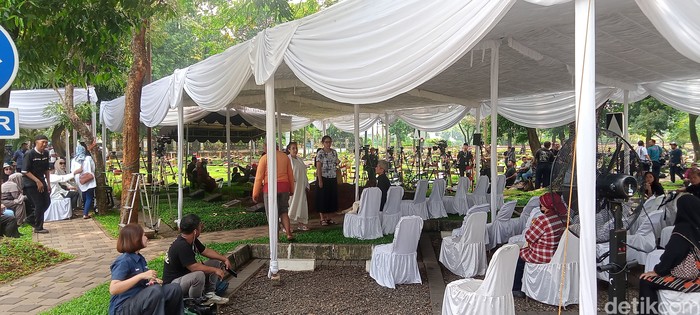 Suasana TPU Tanah Kusir Jelang Pemakaman Titiek Puspa pada Jumat (11/4/2025).