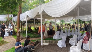 Di area pemakaman, sudah ada tenda putih yang terpasang dan kursi-kursi buat para peziarah.