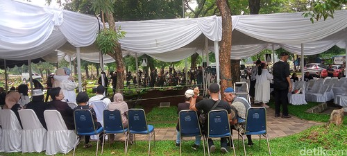 Suasana TPU Tanah Kusir Jelang Pemakaman Titiek Puspa pada Jumat (11/4/2025).