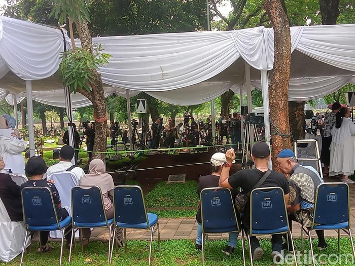 Suasana TPU Tanah Kusir Jelang Pemakaman Titiek Puspa pada Jumat (11/4/2025).