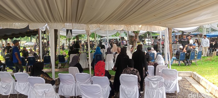 Suasana TPU Tanah Kusir Jelang Pemakaman Titiek Puspa pada Jumat (11/4/2025).