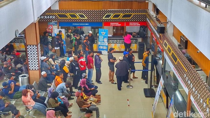 Suasana warga saat melakukan pembayaran di Samsat Soreang, Jumat (11/4/2025).