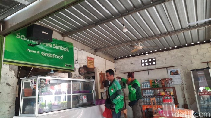 Suasana warung sambel pee milik Diah Muzaroah di Pati, Jumat (11/4/2025).