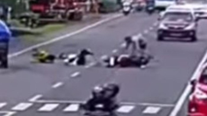 Kecelakaan lalu lintas (lakalantas) melibatkan sepeda motor dan pejalan kaki terjadi di Kabupaten Takalar, Sulawesi Selatan (Sulsel).